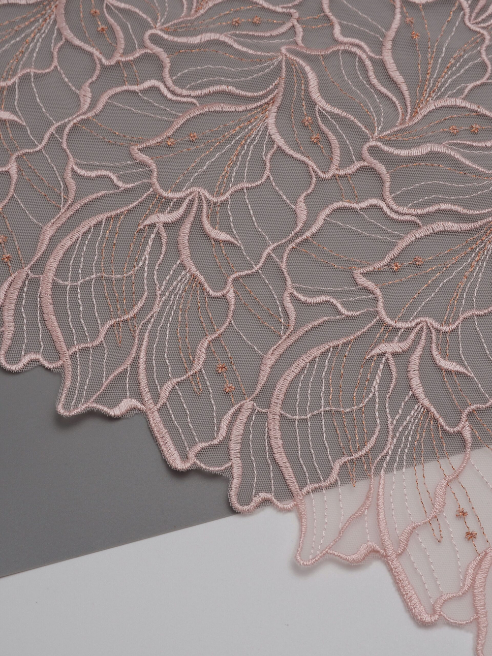 Вышивка на сетке пудровая c люрексом неэластичная ширина 24 см