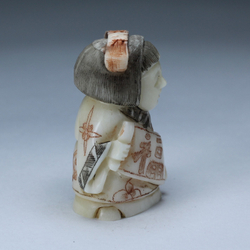 Нэцкэ Девочка "Карако" с иероглифом счастье