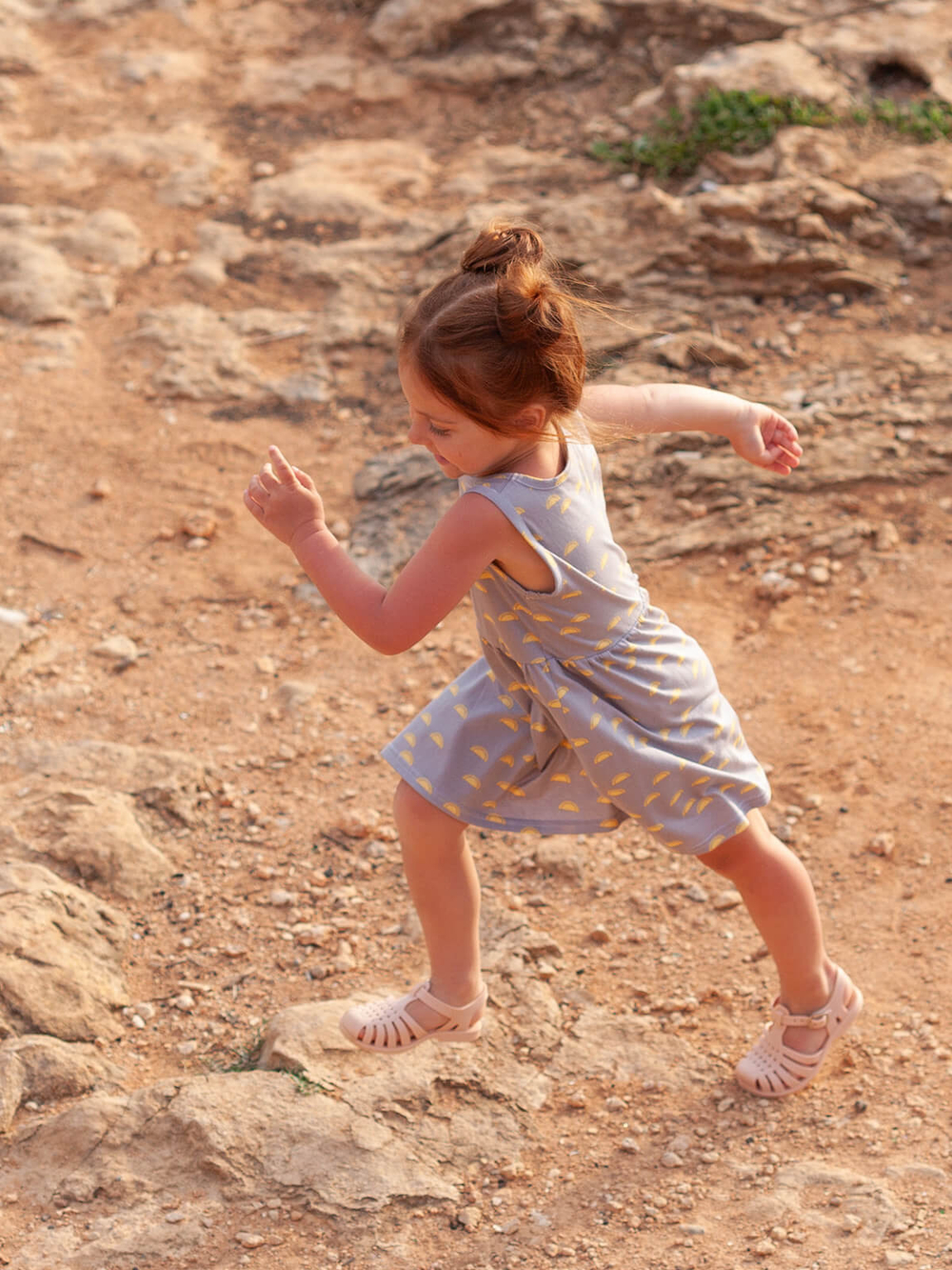 Платье без рукавов Mjölk Солнышки серые