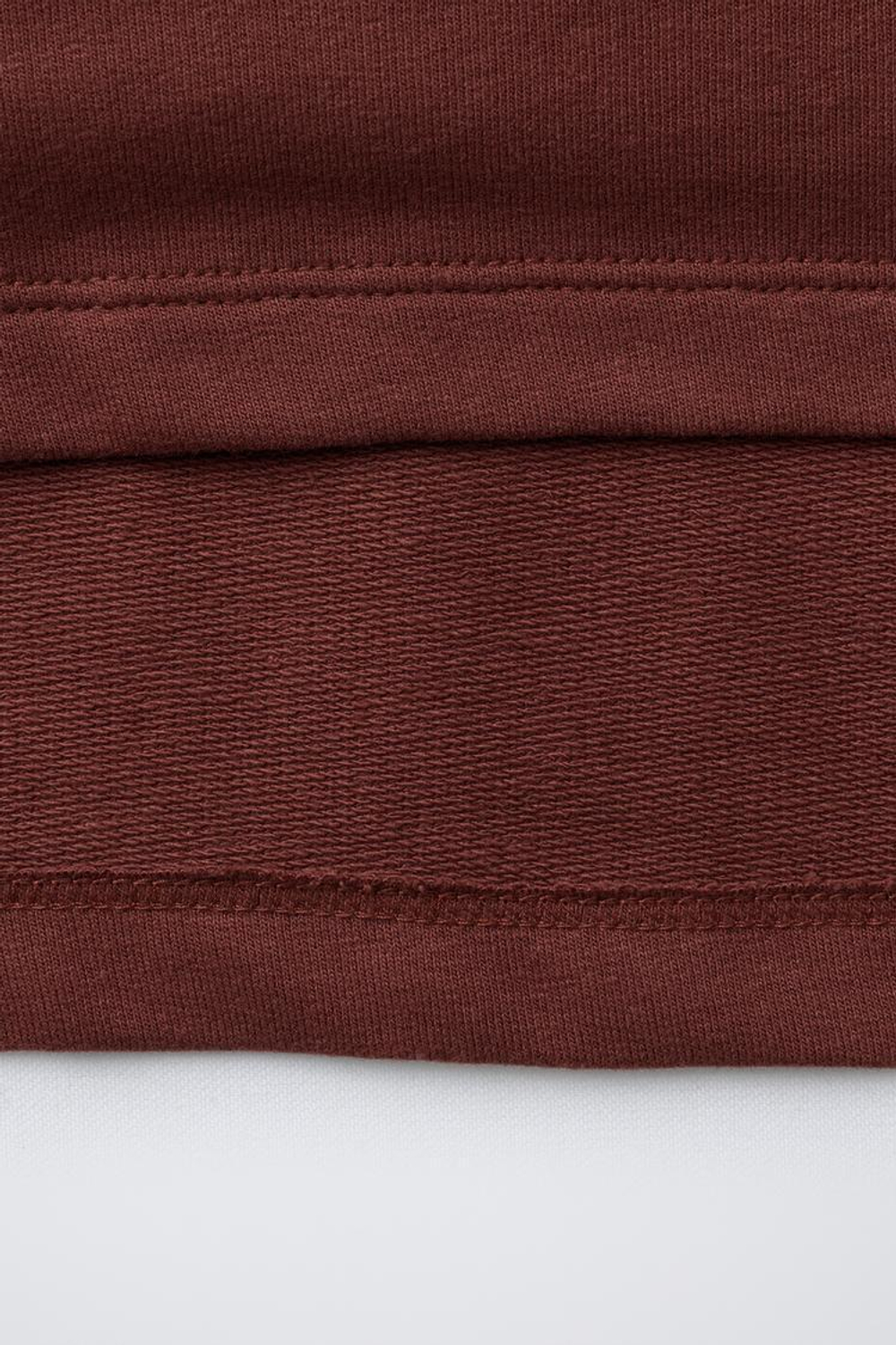 ZARA ЛОНГСЛИВ С РЕЛЬЕФНЫМ ТЕКСТОМ, КОРИЧНЕВЫЙ