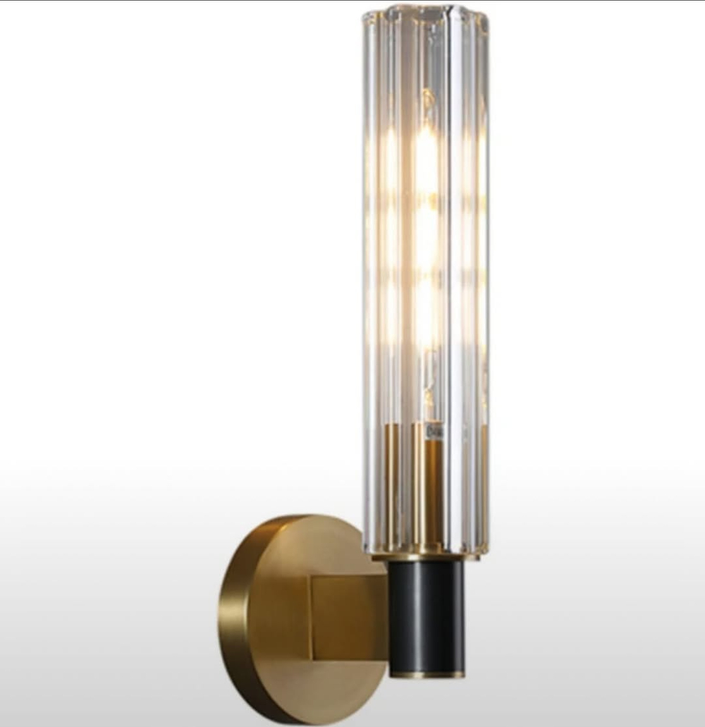 Элегантное настенное бра с вытянутым хрустальным плафоном и металлическим корпусом в тёплом золотом оттенке.