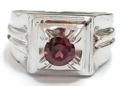 Ювелирное кольцо из серебра с гранатом