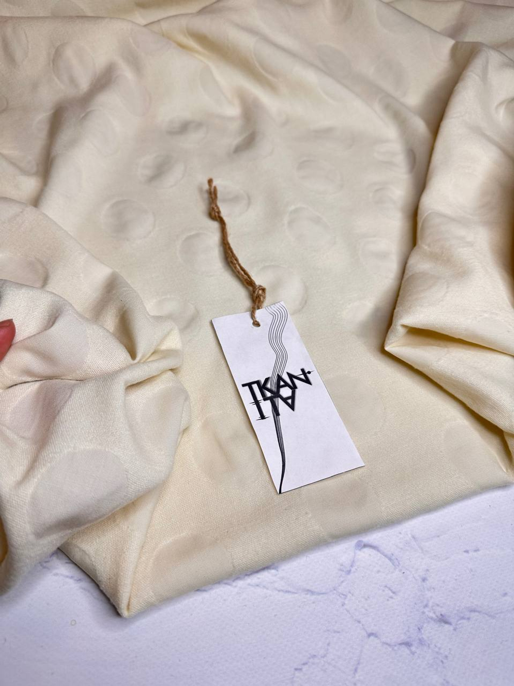 Плательно-костюмный жаккардовый сирсакер с узором (88%шерсть/10%полиамид/2%эластан, Бежевая слоновая кость/крупные круги в тон, 125, 232 гр/м2)