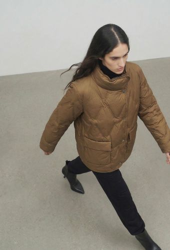 Легкая куртка на пуху