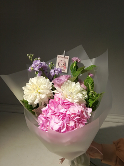 Летний солнечный букет с танацетумом и ароматными пионами Сара Бернард (С0034)