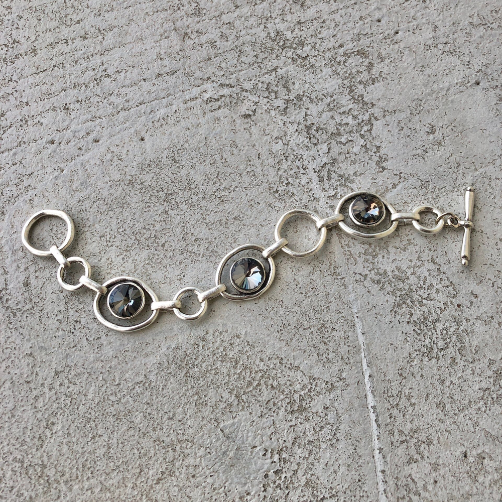 Браслет с серыми кристаллами. Замок тоггл.
