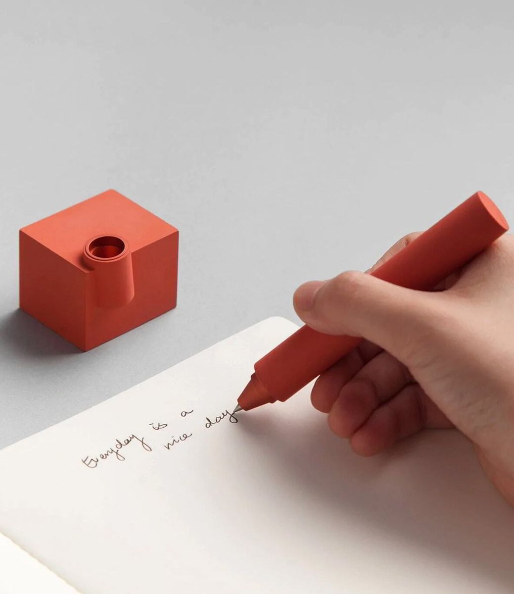 22 studio Merge Desk Pen Red — настольная ручка из бетона