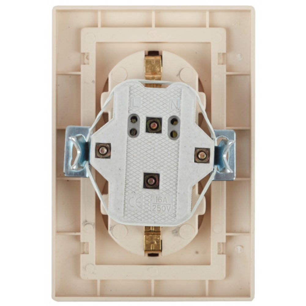 Розетка Intro Plano 1-205-02 с заземлением двойная 2X2P+E Schuko 16А-250В IP20 СУ слоновая кость