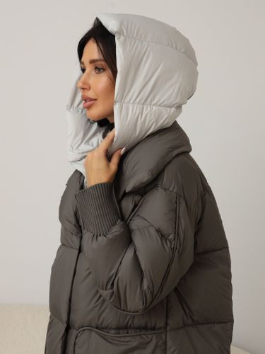 Укороченный пуховик цвета хаки с серым капюшоном