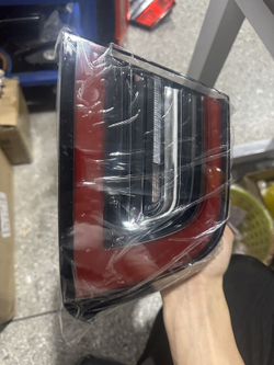 Оригинальный задний фонарь Tesla Model 3/Y