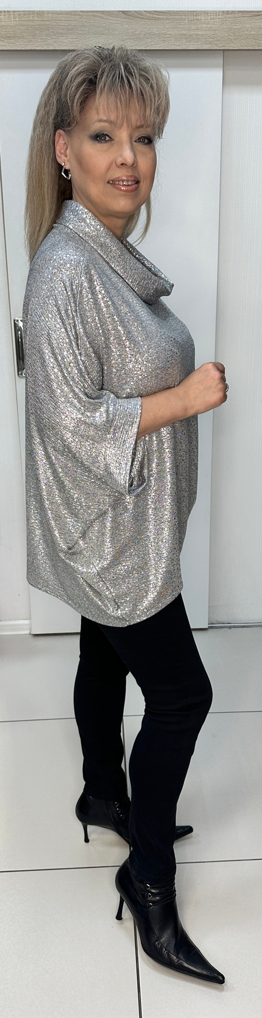 Нарядный блузон-туника с блестяще-серебряным эффектом