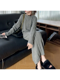 Костюм вязаный