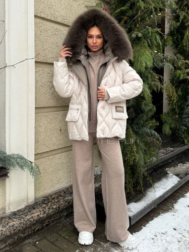 Укороченный пуховик цвета айвори с капюшоном и мехом песца