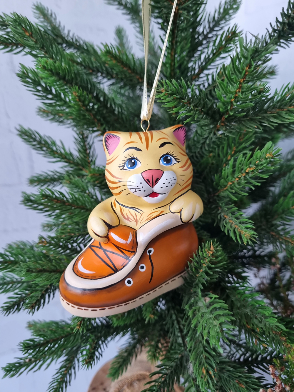 Котик в ботинке ёлочная игрушка из фарфора