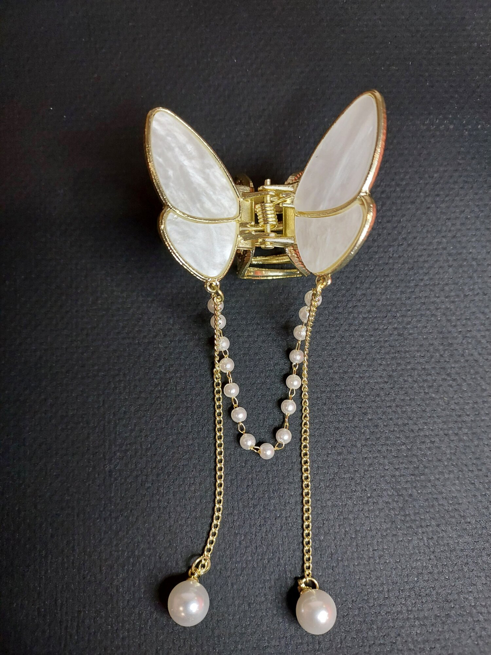 Перламутровый краб-бабочка для волос с  кисточками. Цвет белый