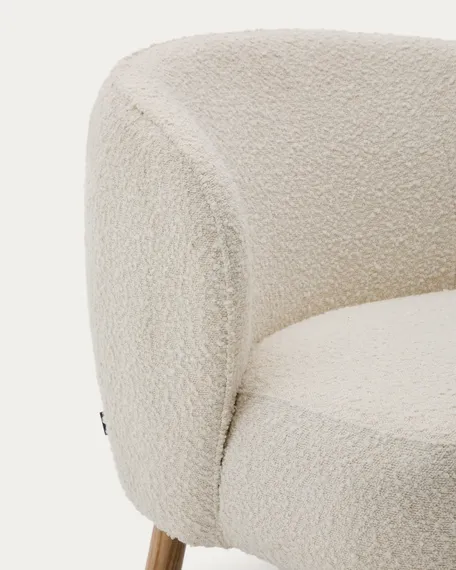 Кресло Ulit из белого букле с ножками из светлого бука