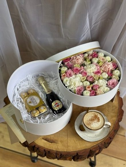 Эффектный бокс из сезонных цветов нежных оттенков, конфетами и приятным бонусом в подарок от Флора Маркет