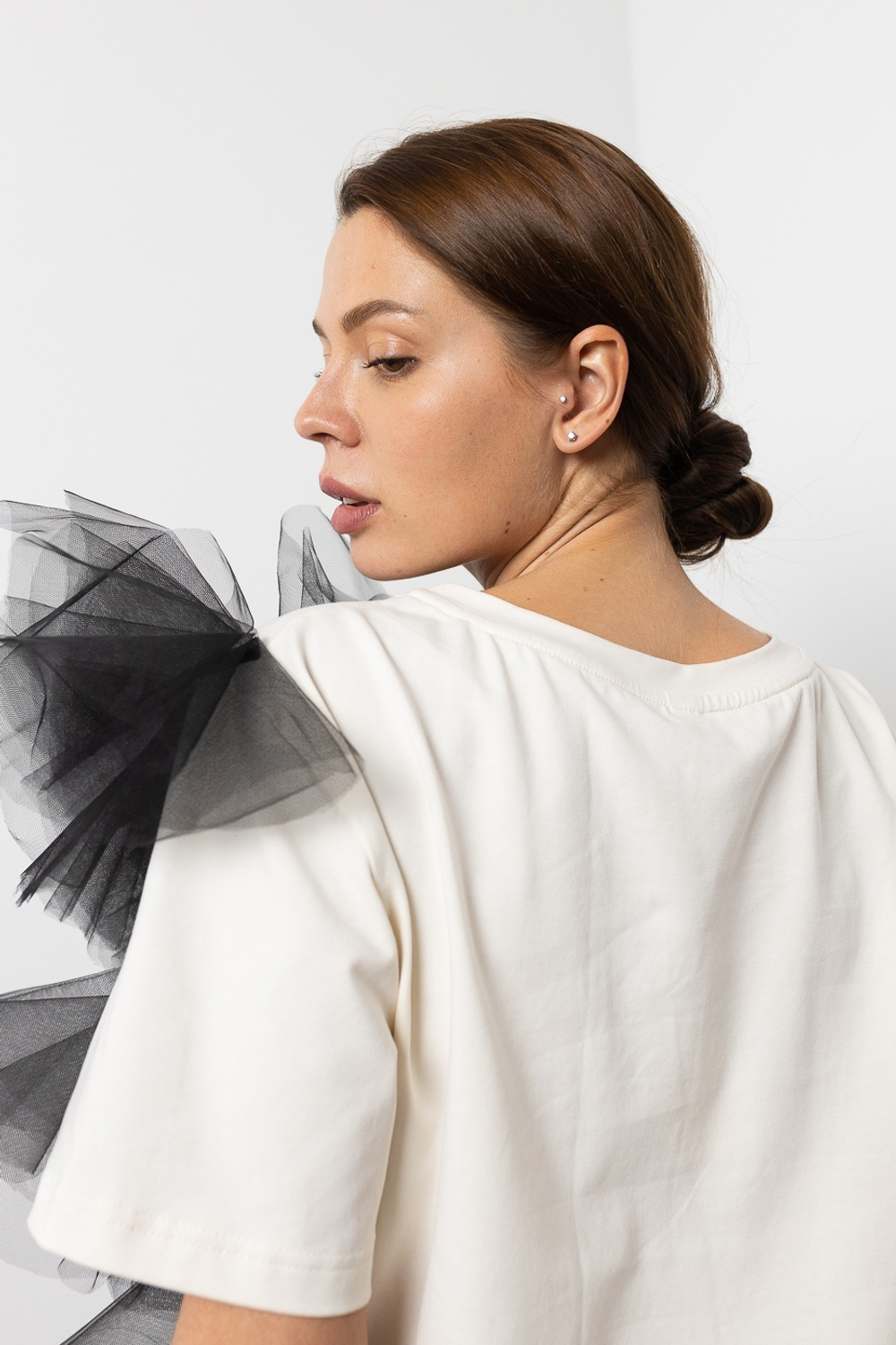 Не базовая футболка в молочном оттенке с воздушным декором