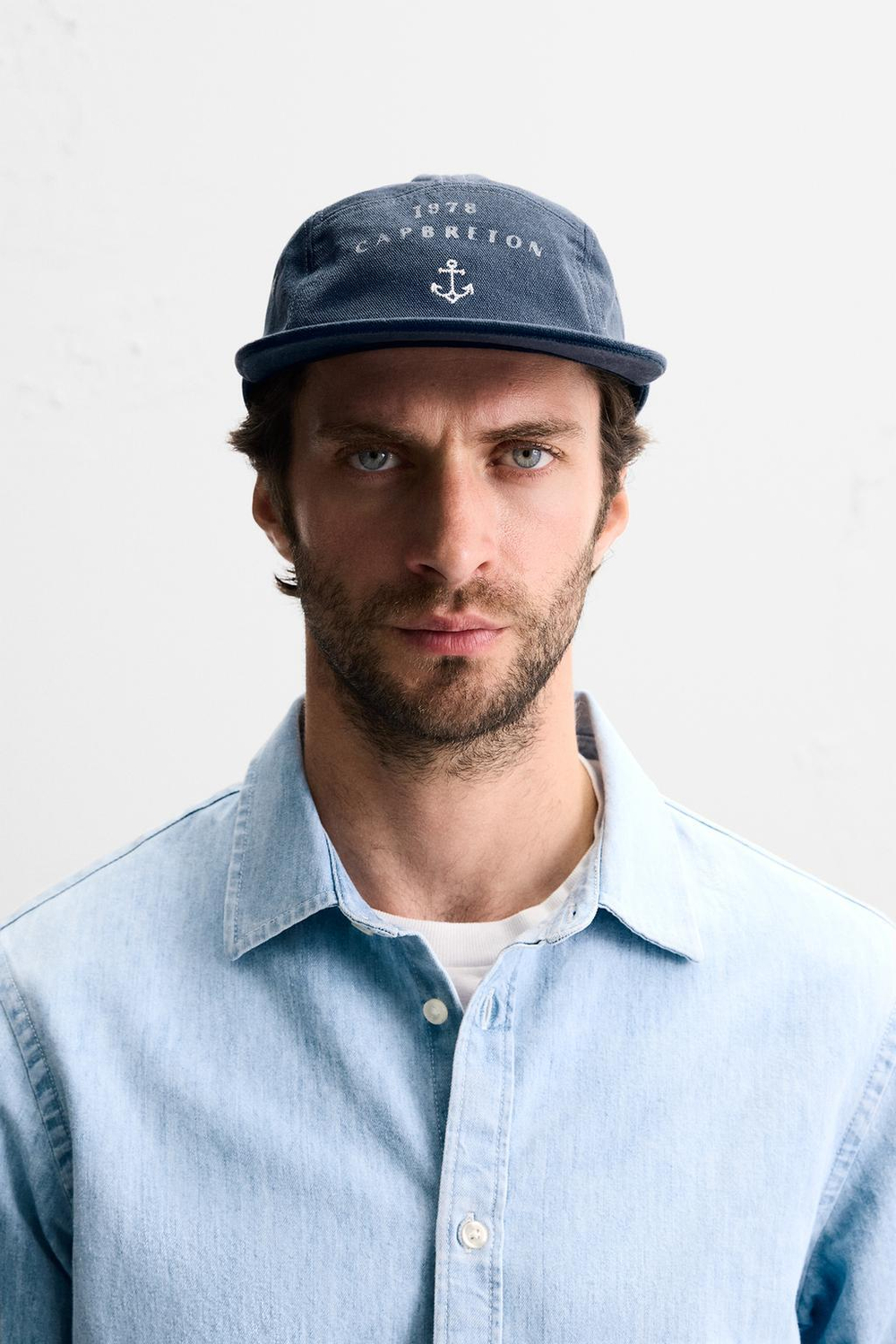 ZARA КЕПКА С ЭФФЕКТОМ ПОТЕРТОСТИ И КОМБИНИРОВАННЫМ ПРИНТОМ, ГОЛУБОЙ