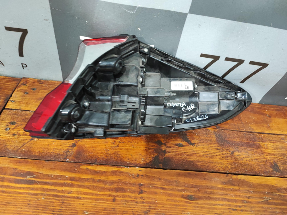 Фонарь задний левый Toyota C-HR 16-19 Б/У Оригинал 81560F4010