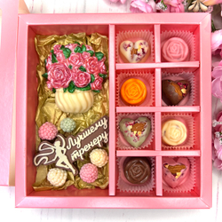 Шоколадный подарок "Лучшему тренеру. Художественная гимнастика. Ваза с розами": шоколадка-надпись, фигурка и 8 конфет ручной работы