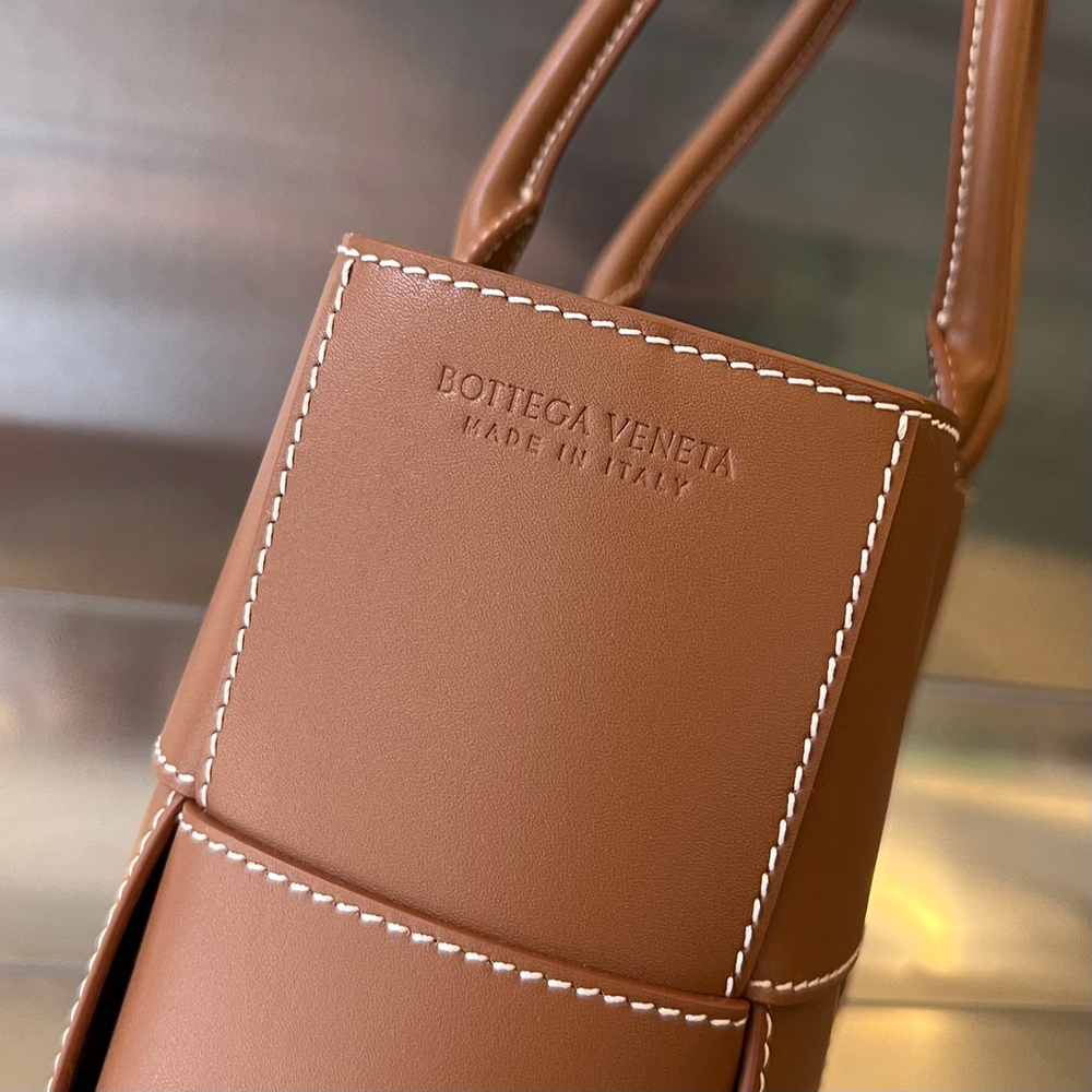 Bottega Veneta Medium Arco Tote Bag 37 cm