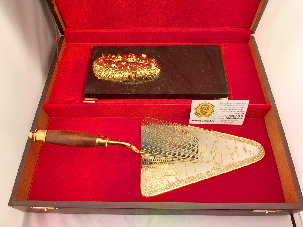 Подарок строителю "Мастерок" на долерите с фианитами