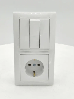 Блок Выключатель трехклавишный + розетка с заземляющим контактом скрытой установки белый 3В-РЦ-695