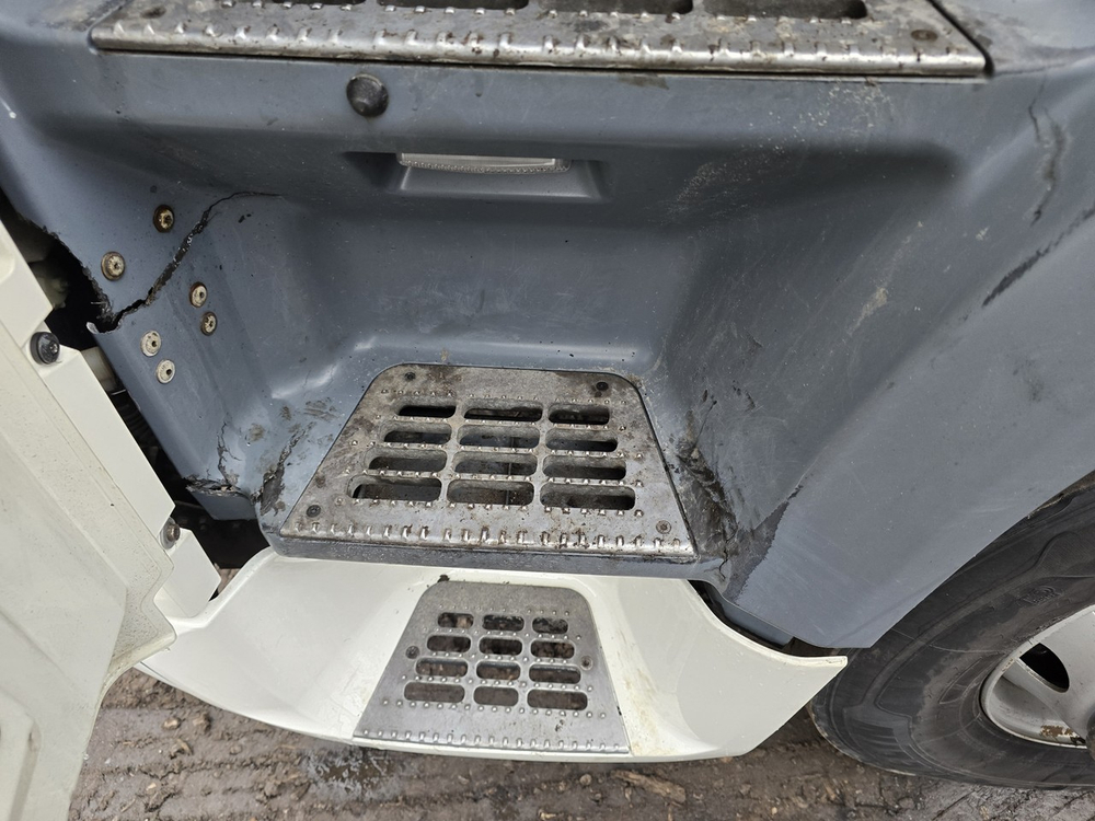 Корпус подножек левый 2018г.