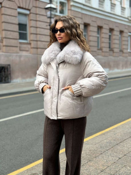 Короткий бежевый пуховик с воротом из меха песца