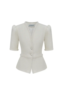 Белый жакет с объемными плечами и баской