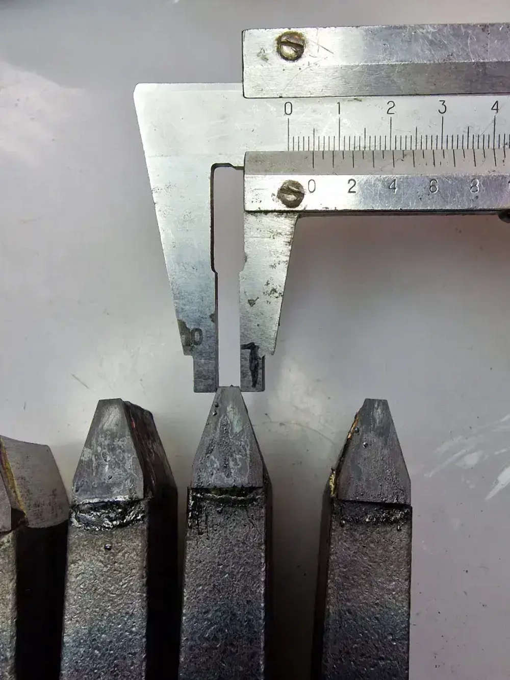 Резец токарный для проточки канавок в шкивах под клиновые ремни 25*16*140 профиль А ВК8