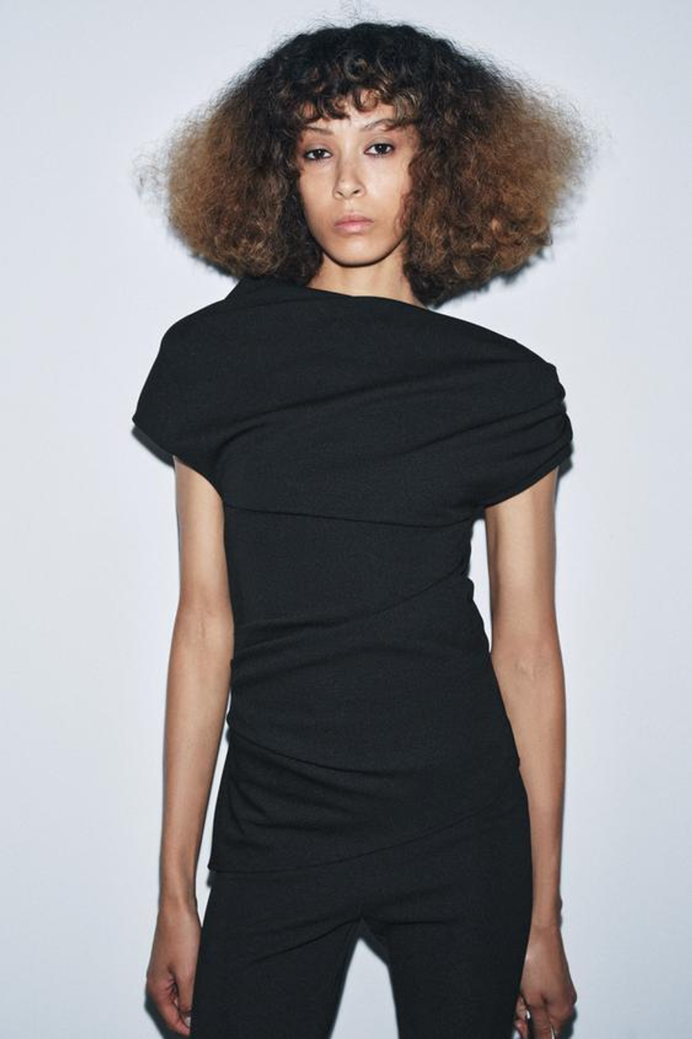 ZARA БРЮКИ КАПРИ ИЗ КРЕПА С РАЗРЕЗОМ, ЧЕРНЫЙ