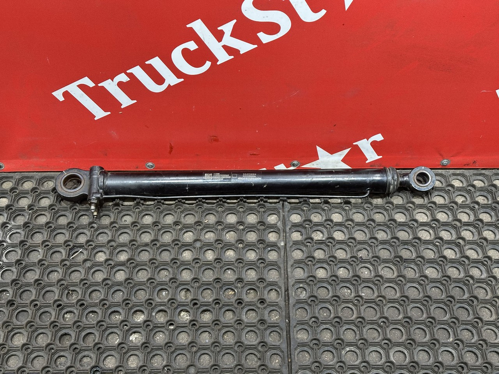 Цилиндр подъема кабины левый 2022г.