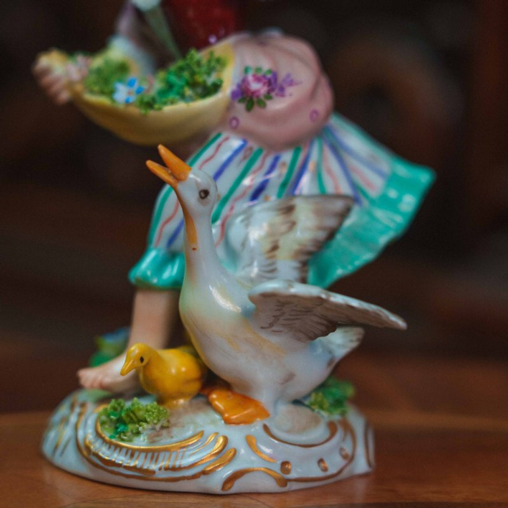 Фарфоровая статуэтка «Девушка с гусем»
