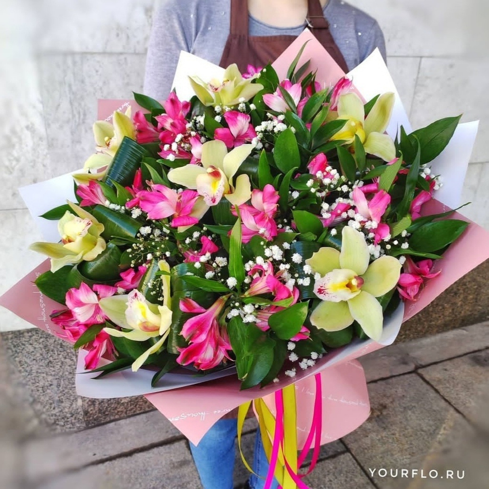 Авторский букет с орхидеям и альстромериями
