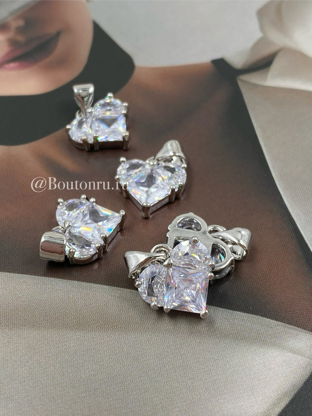 Подвеска в форме сердца в серебристом обрамлении