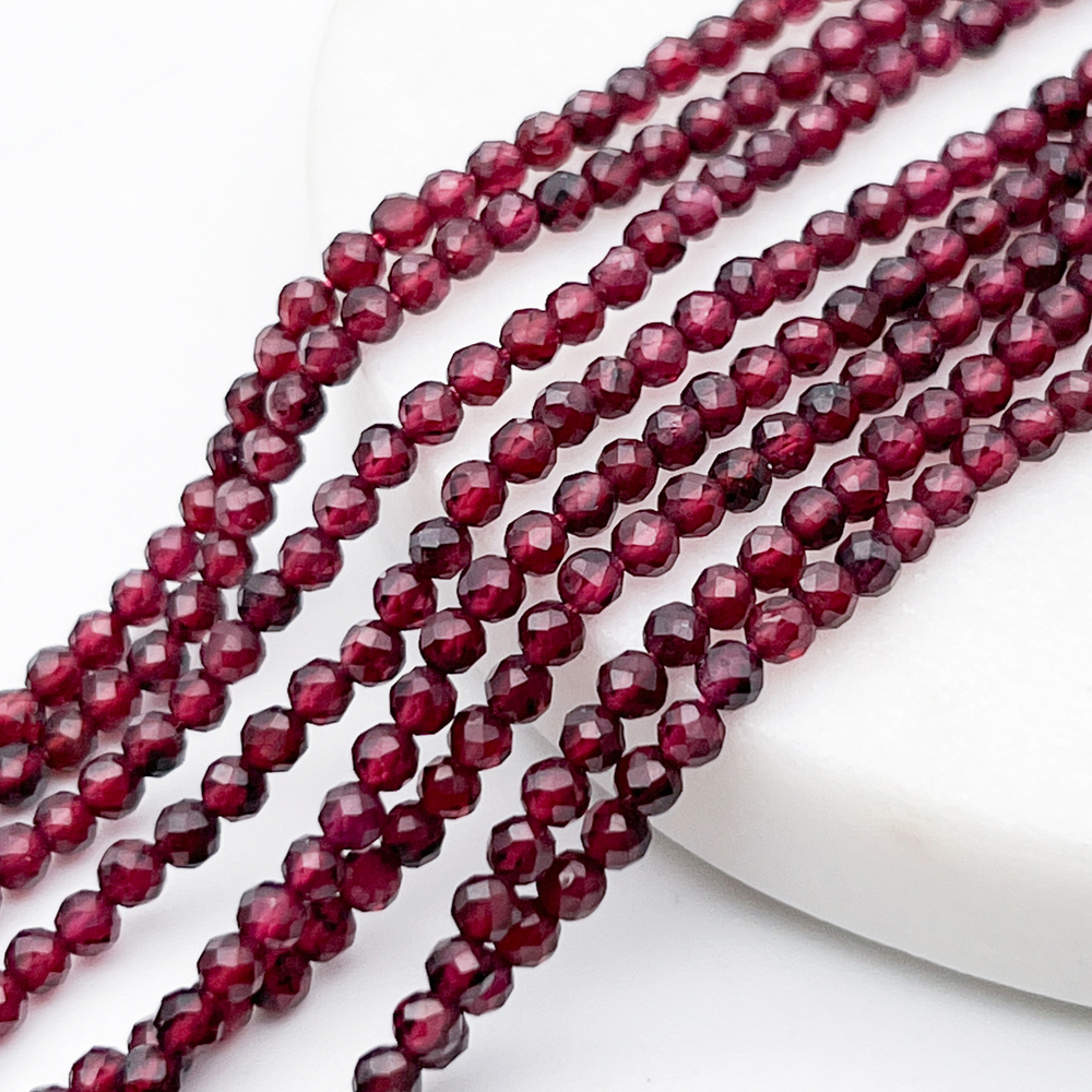 Гранат альмандин граненый бусины, размер около 3,2 мм, цена за нить 38 см