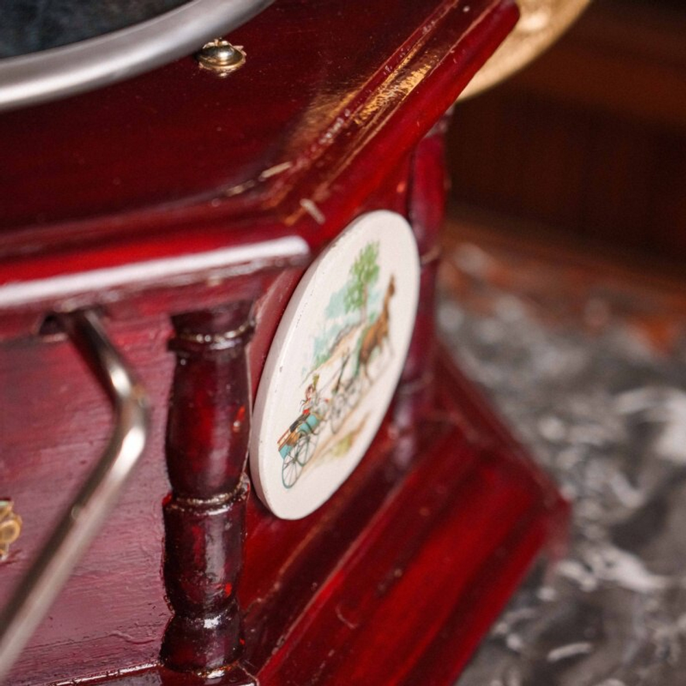 Настольный граммофон в классическом стиле