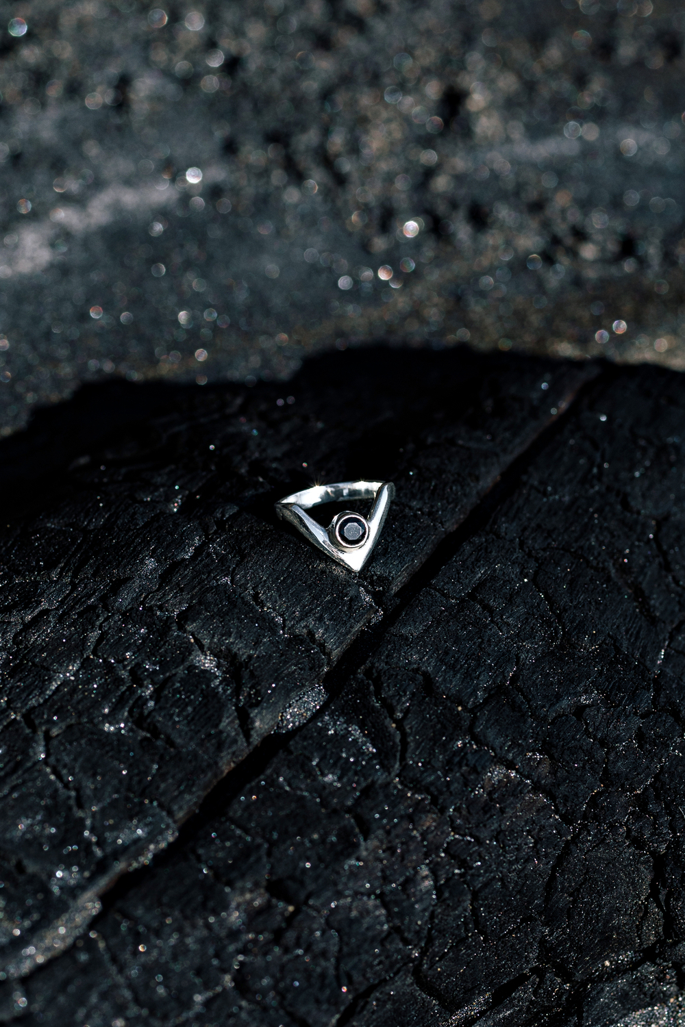 V-кольцо на фалангу с черным цирконом