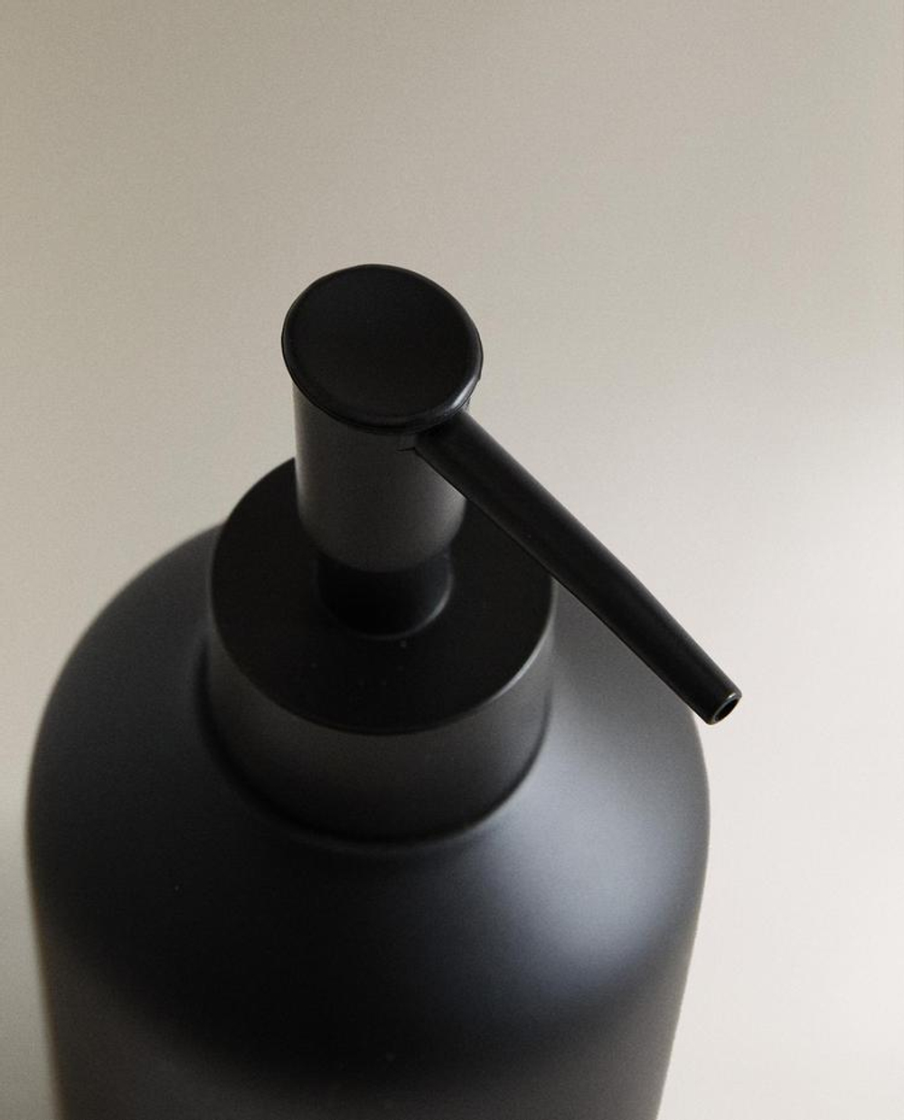 ZARA HOME ДОЗАТОР МЫЛА ИЗ СМОЛЫ, ЧЕРНЫЙ