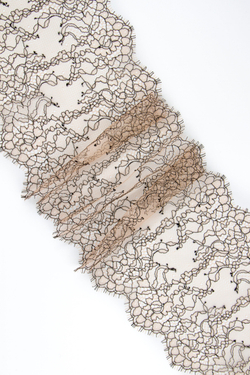 Кружево шантильи персиковое с черной нитью ширина 16 см длина 1.45 м