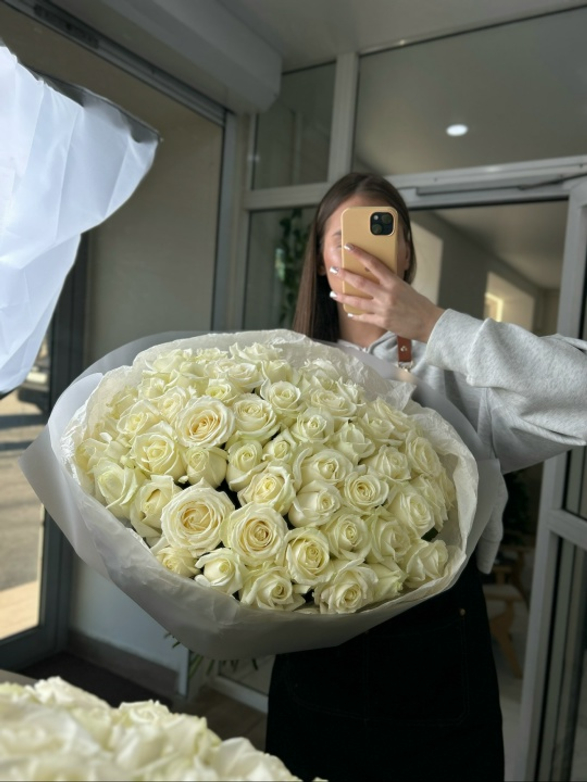 Роскошь в букете из 51 розы сорта Аваланж 60 см