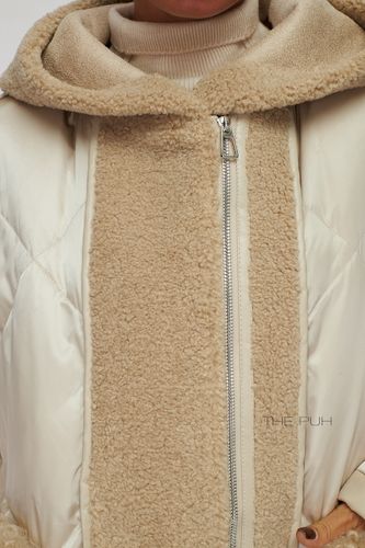 Бежевый пуховик с отделкой из овчины