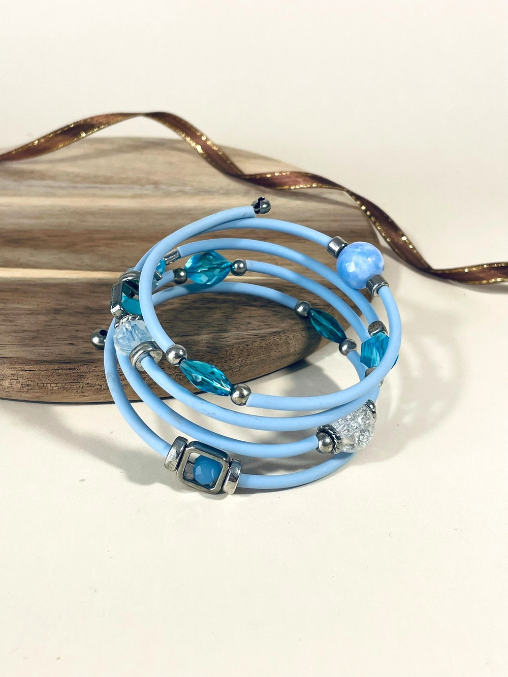 Браслет с бусинами гибкий голубой