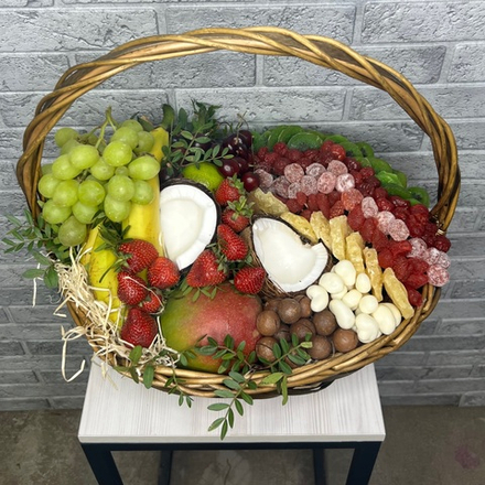 Корзина фруктов с кокосом и орехами