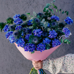 82. Элегантный стойкий синий букет с диантусами и эрингиумом