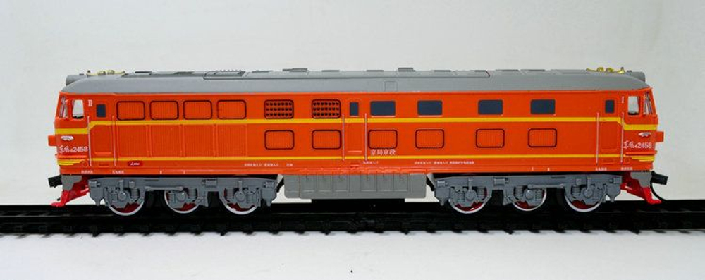 железная дорога aole 22899 , модель тепловоза Dongfeng 4B с двумя вагонами , размер путей 1.86 м на 1.03 м , цвет оранжевый