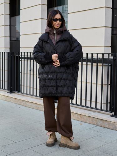 Черный удлиненный пуховик с манишкой-капюшоном