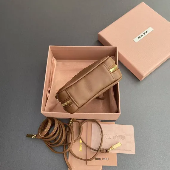 Микро сумка MIU MIU из натуральной кожи в коричневом цвете